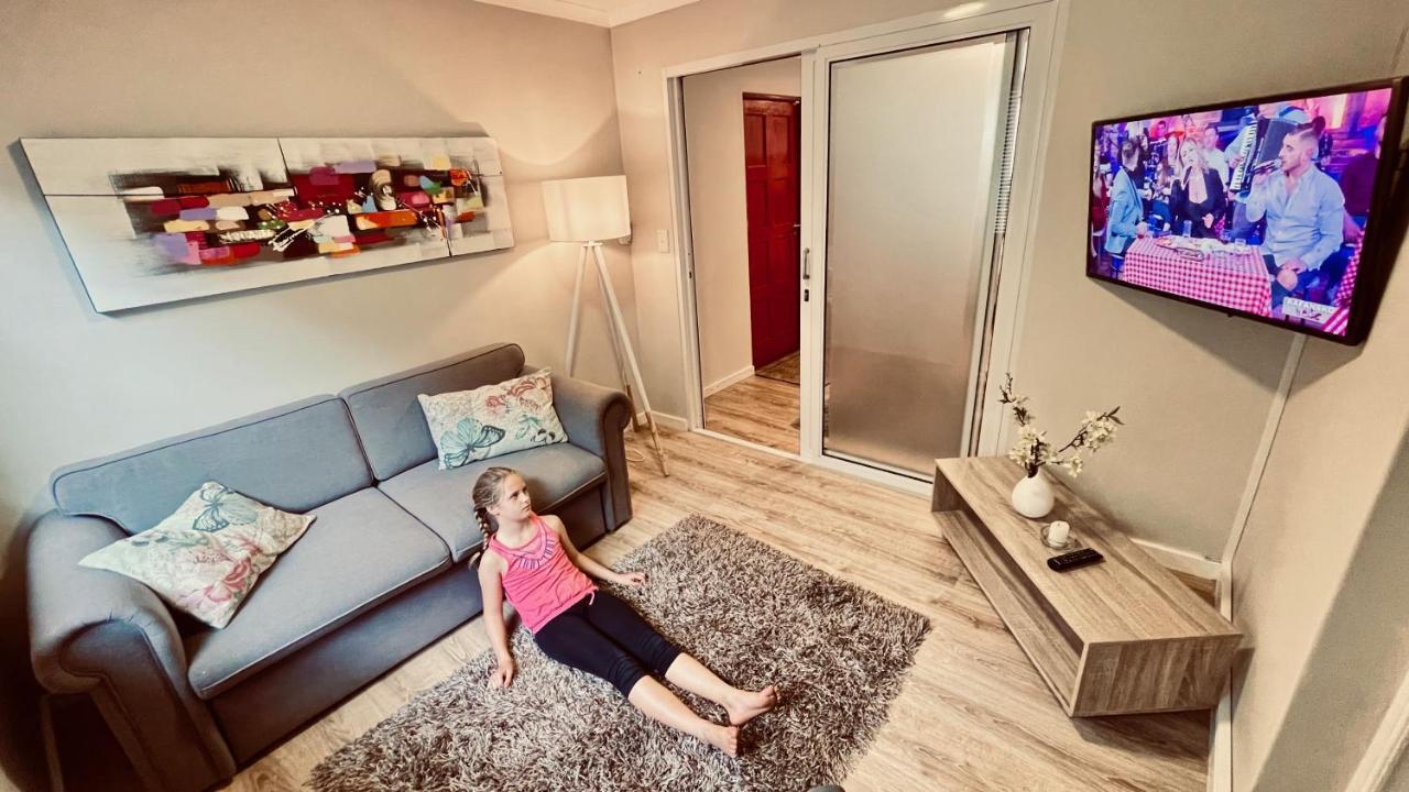 Cozy Apartments In Belgrade, Cukarica, Zeleznik, Free Parking And Wifi Phòng bức ảnh